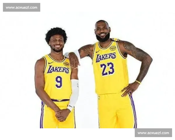 詹姆斯转发布朗尼扣篮训练：父子齐力见证成长！